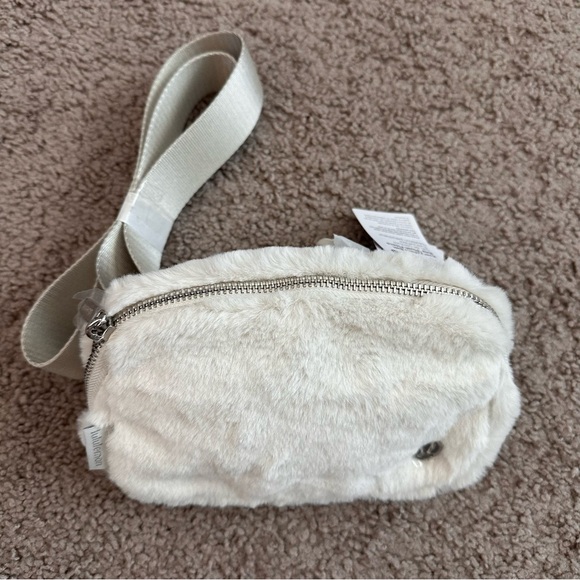 Lululemon Everywhere Belt Bag Plush Fleece Bone Silver - Picture 7 of 9